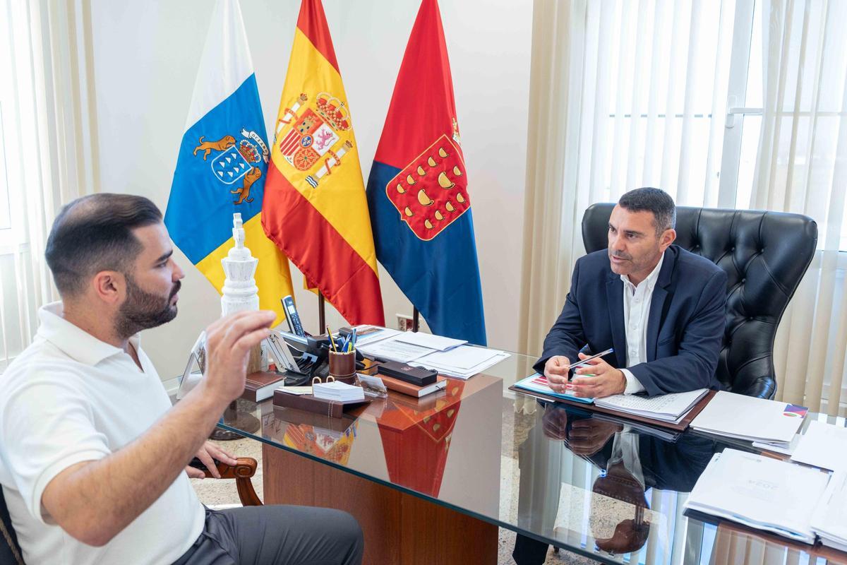 Jesús Machín Tavío (I) y Oswaldo Betancort, en el Cabildo de Lanzarote.