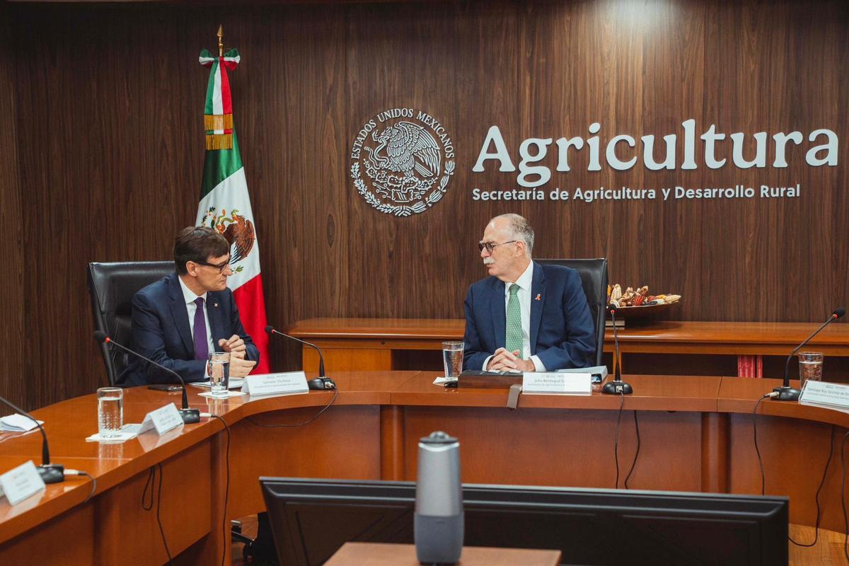 El president Salvador Illa con el secretario de Agricultura de México, Julio Berdegué.