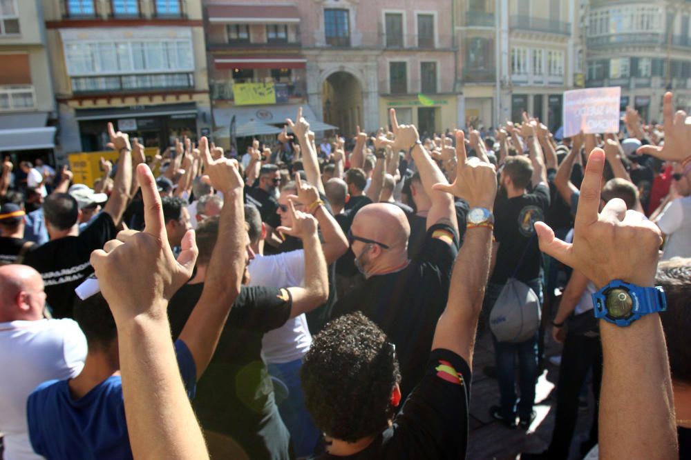 Bajo el lema #EquiparacionYa, más de trescientos de agentes de la Policía Nacional y de la Guardia Civil se han concentrado en la plaza de la Constitución