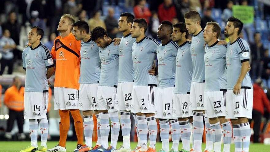 Los jugadores titulares del Celta, durante el minuto de silencio por Tito Vilanova. //  Marta G. Brea