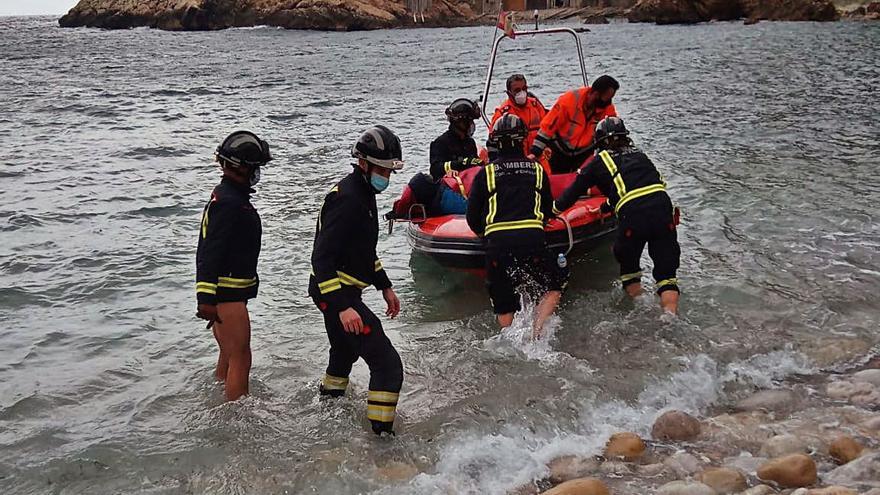 Por mar fue trasladado a es Port de Sant Miquel, y de allí al hospital. | BOMBEROS 