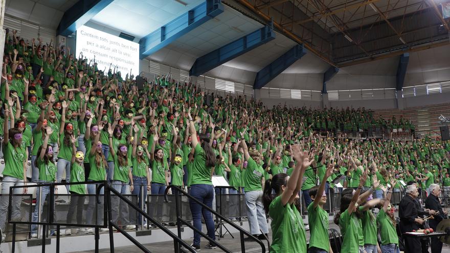 Más del mil estudiantes cantan al unísono en Llíria