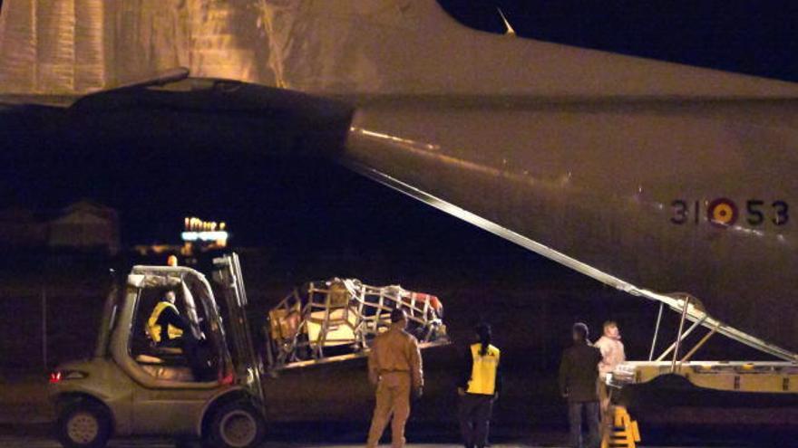 Personal militar carga el avión Hércules del Ala 31 del Ejército del Aire.