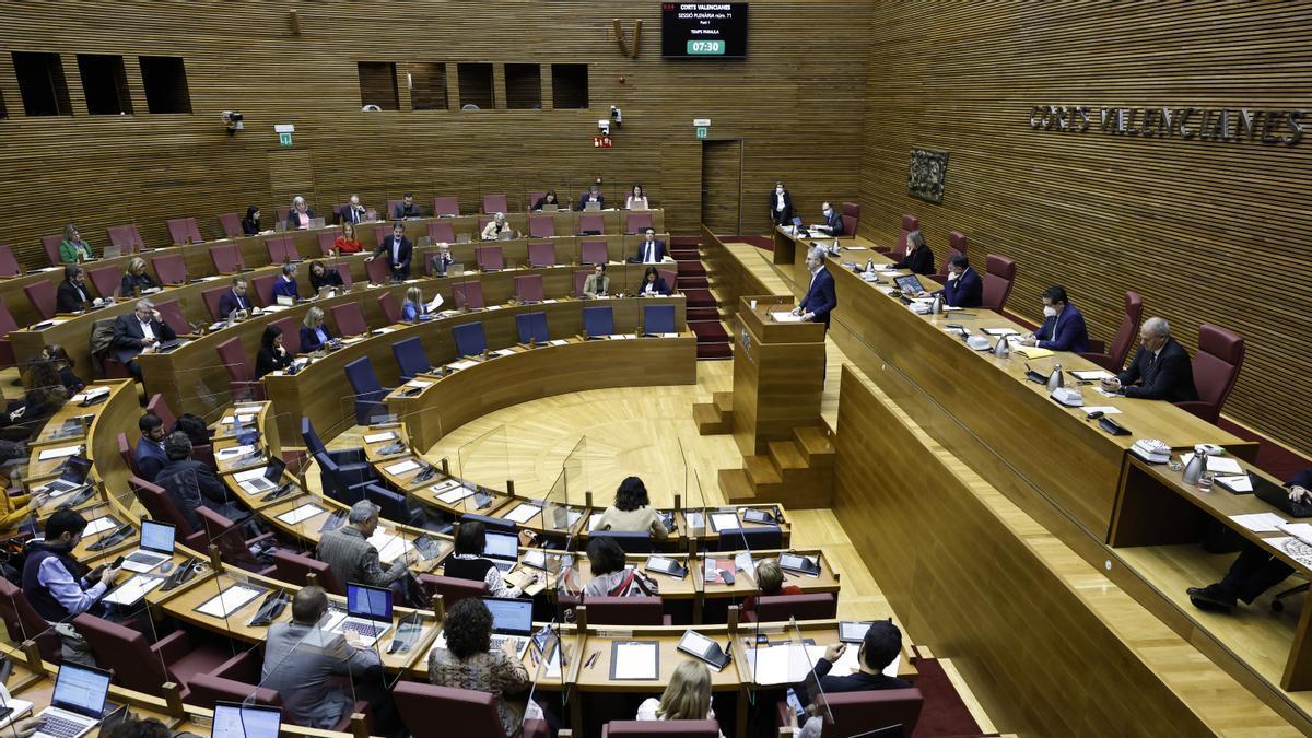 El conseller de Hacienda, Arcadi España, el lunes, en el debate de enmiendas al presupuesto.