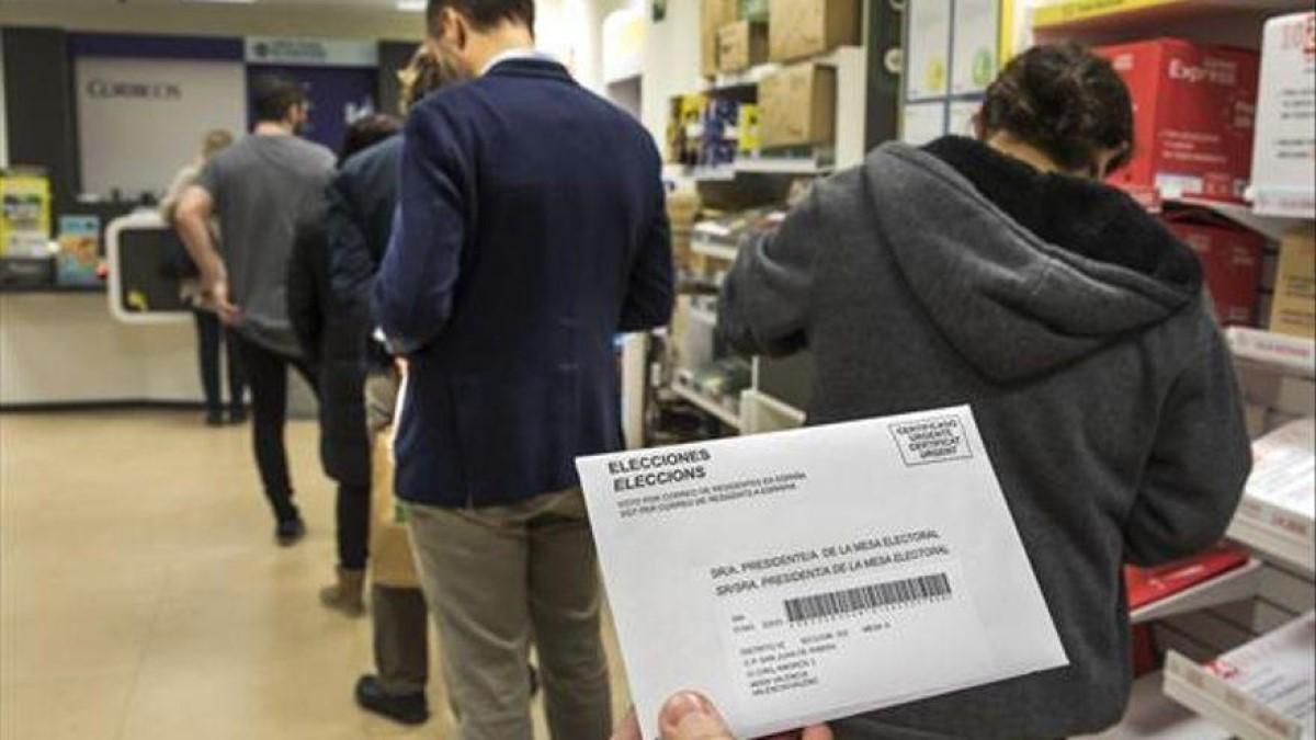 Una persona antes de votar por correo.