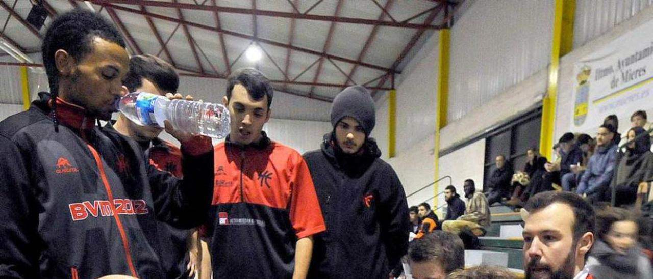 Eugenio Álvarez, dando instrucciones a sus jugadores.