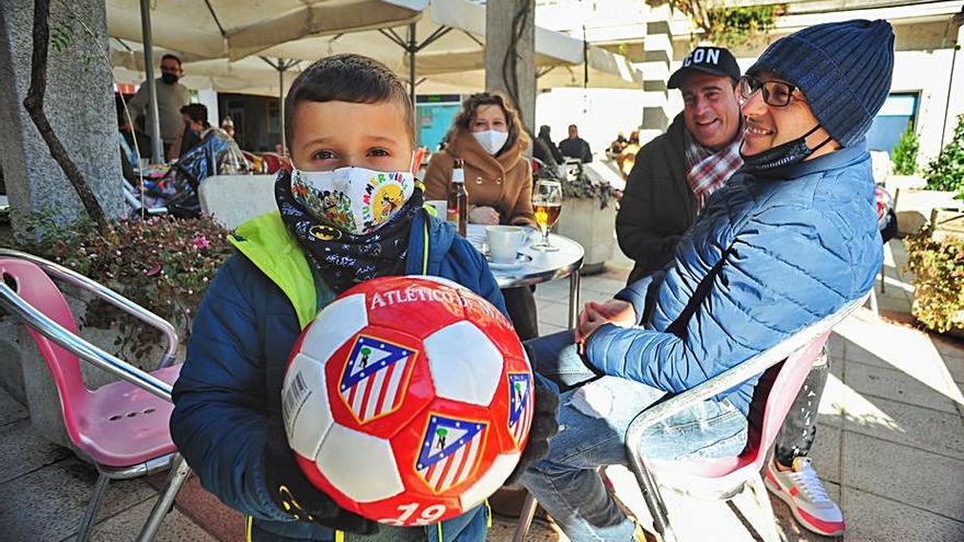 Los balones son un regalo que pocas veces falla. |   // IÑAKI ABELLA