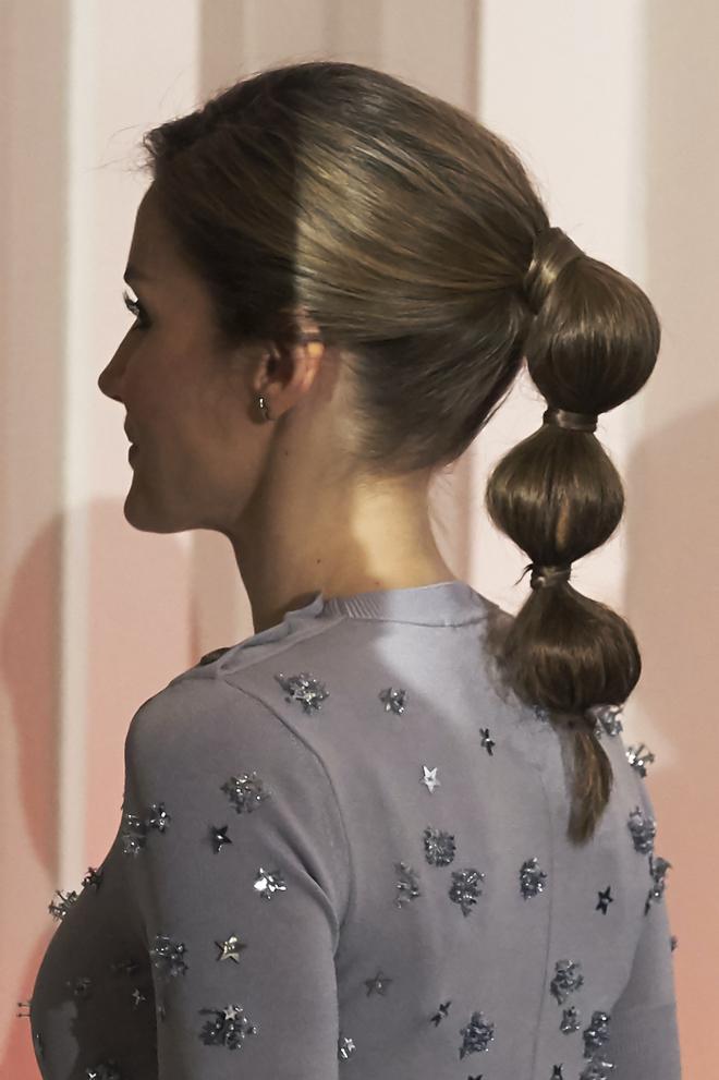 La Reina Letizia con la 'bubble ponytail' o coleta de burbujas