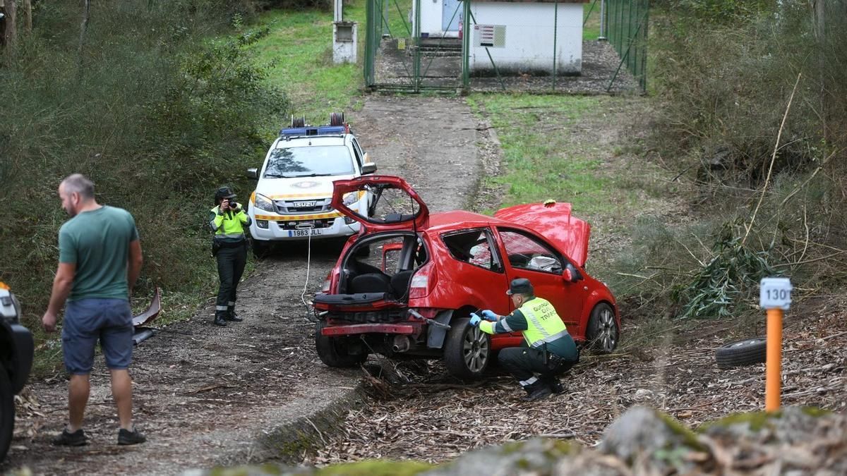 Coche siniestrado en el que perdía la vida un joven de 23 años.