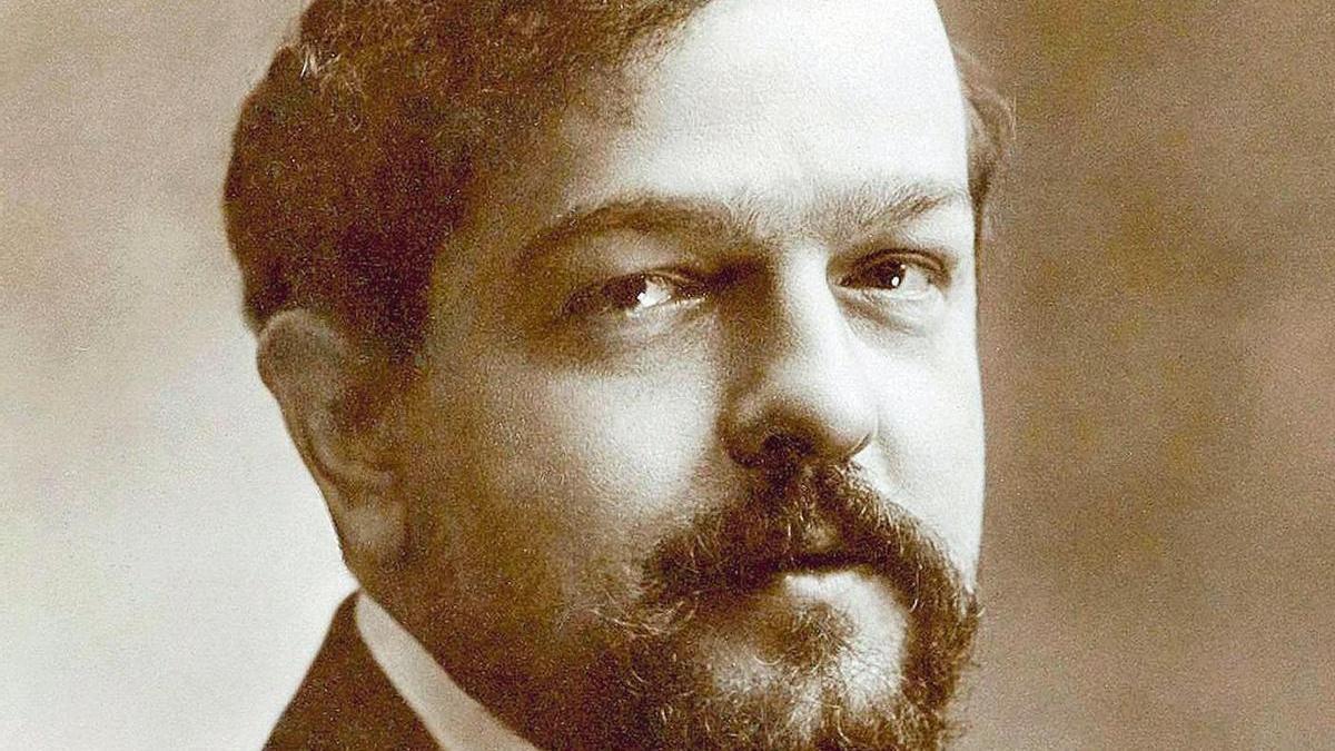 Debussy, retratado alrededor de 1900.