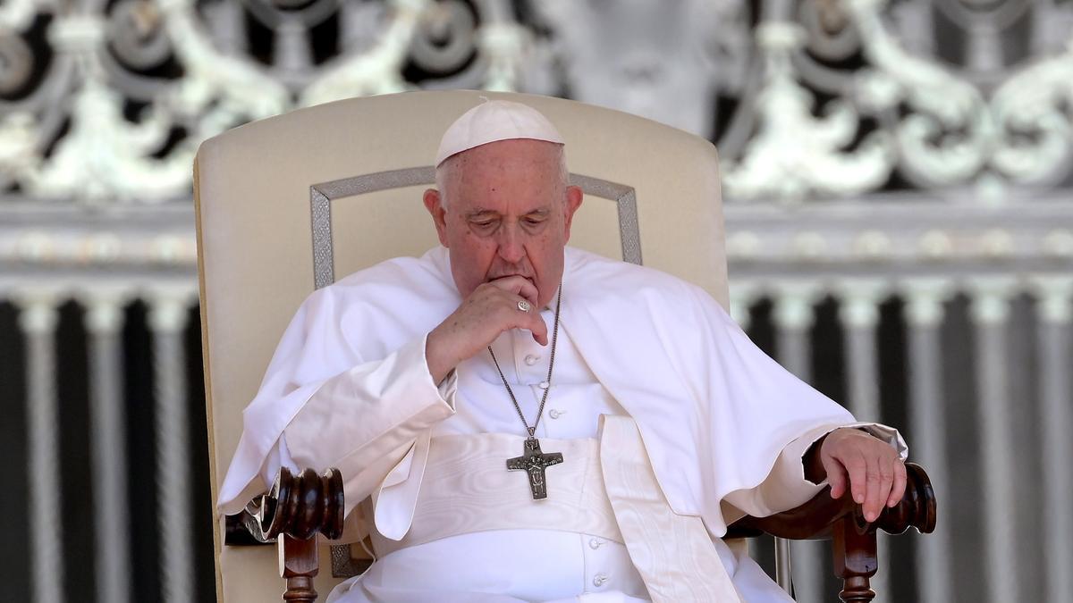 El Papa sale de quirófano tras una operación "sin complicaciones" de tres horas por una hernia en el estómago