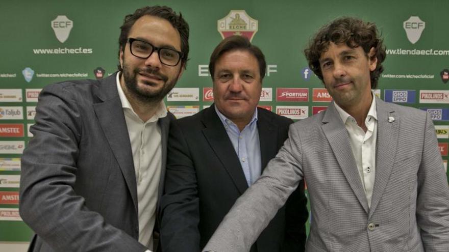 Emilio Vega (d) junto a Sepulcre y Víctor Orta, en su presentación como secretario técnico en 2014.