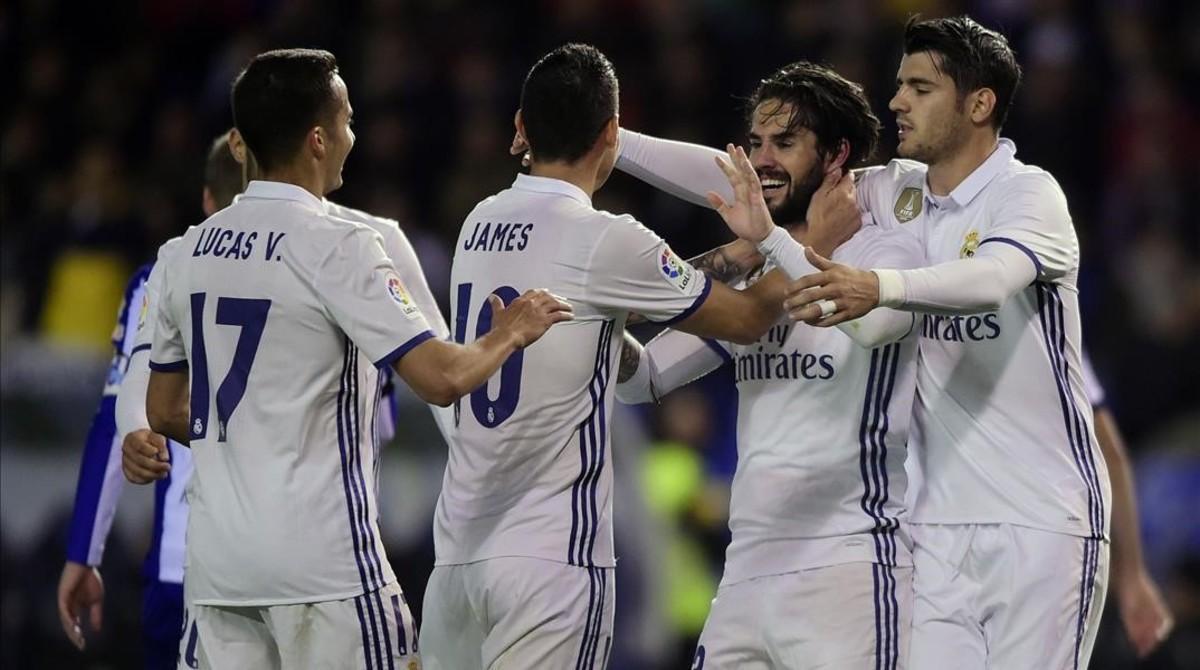 zentauroepp38197692 real madrid s midfielder isco  2r  celebrates with teammates170427004717