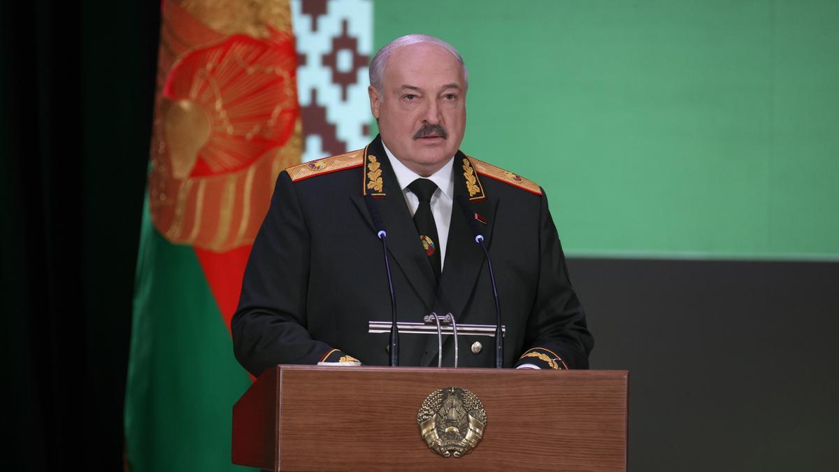 Archivo - El presidente de Bielorrusia, Alexander Lukashenko, durante un encuentro con autoridades de seguridad