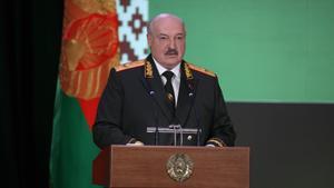 Archivo - El presidente de Bielorrusia, Alexander Lukashenko, durante un encuentro con autoridades de seguridad