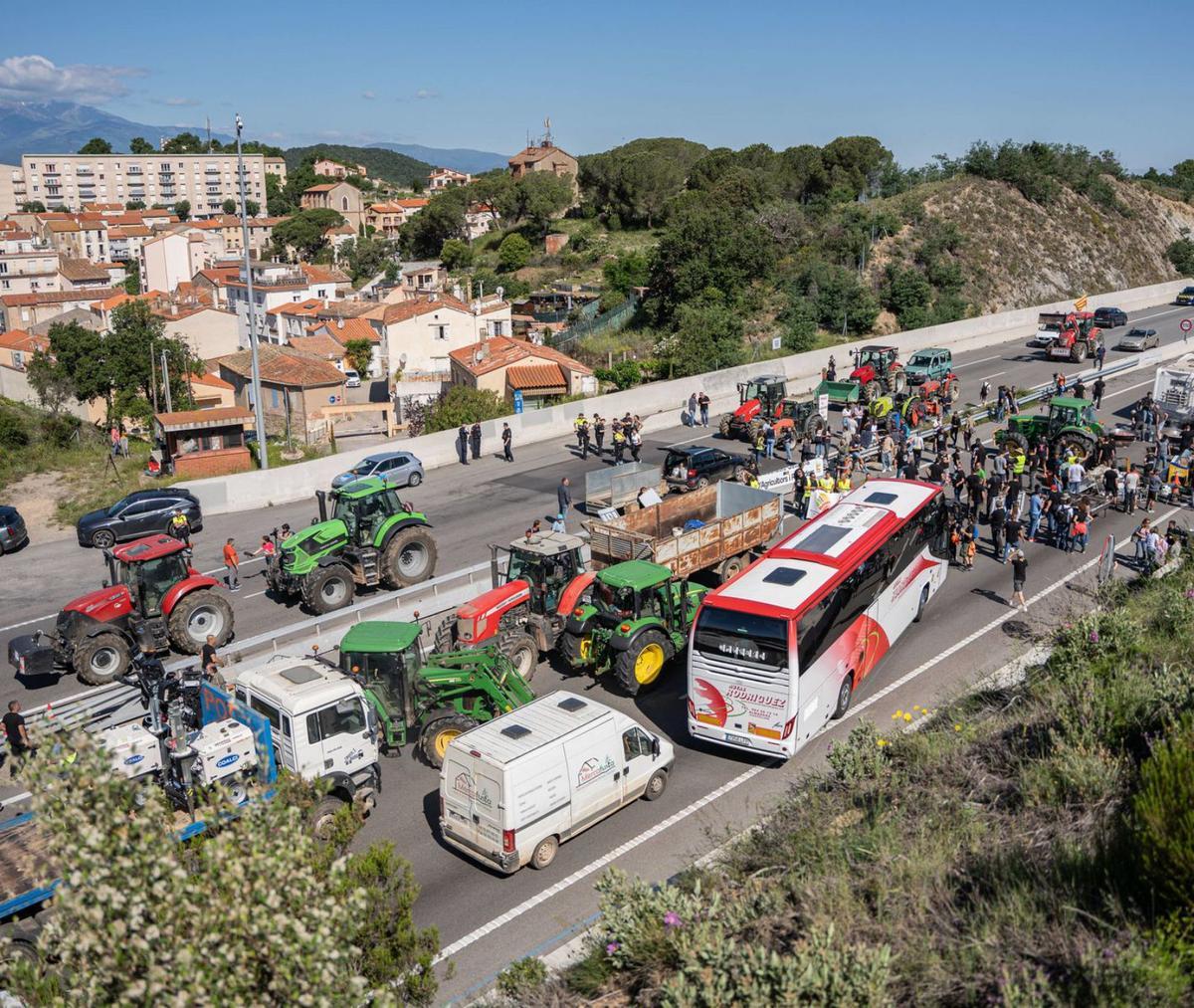 Els agricultors exigeixen reunir-se amb el Govern per acabar amb la seva "asfíxia"