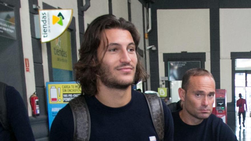 Juan Cruz, en la estación de tren de Alicante antes de iniciar un viaje