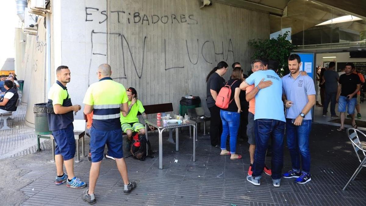 Ambiente en la sede de Estibarna, en el Port de Barcelona, esta mañana.