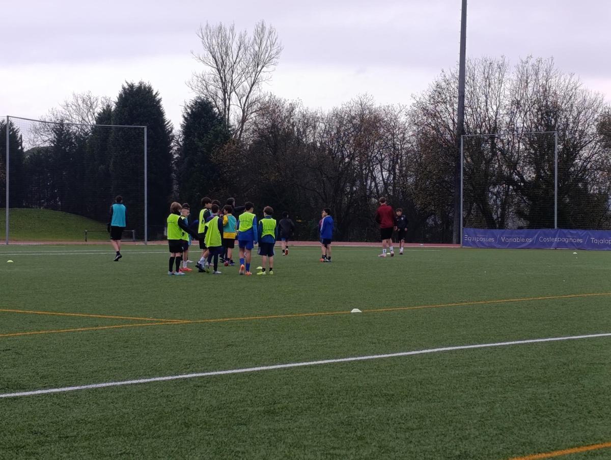 Montse Tomé comparte la Nochebuena con los niños del Atlético de Lugones