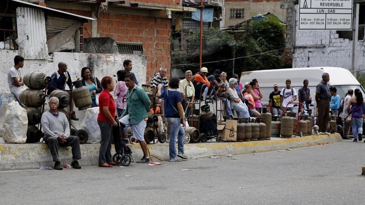 Ciudadanos de Caracas hacen cola para comprar gas.