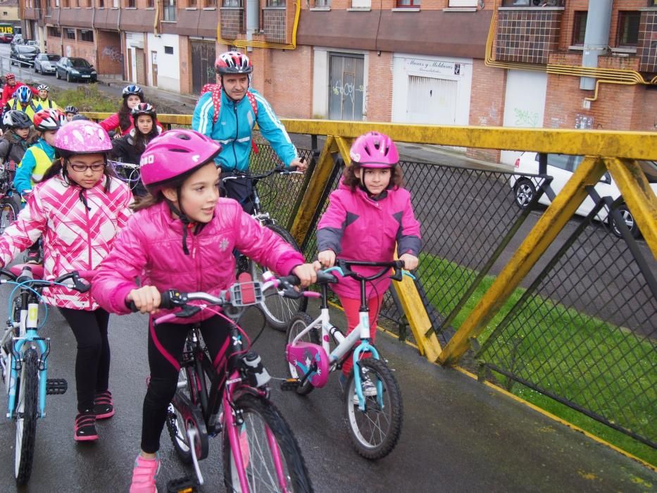 Los alumnos del Colegio Santa Bárbara de Lugones celebran el Día Mundial de la Bicicleta junto a Chechu Rubiera y Ángel García