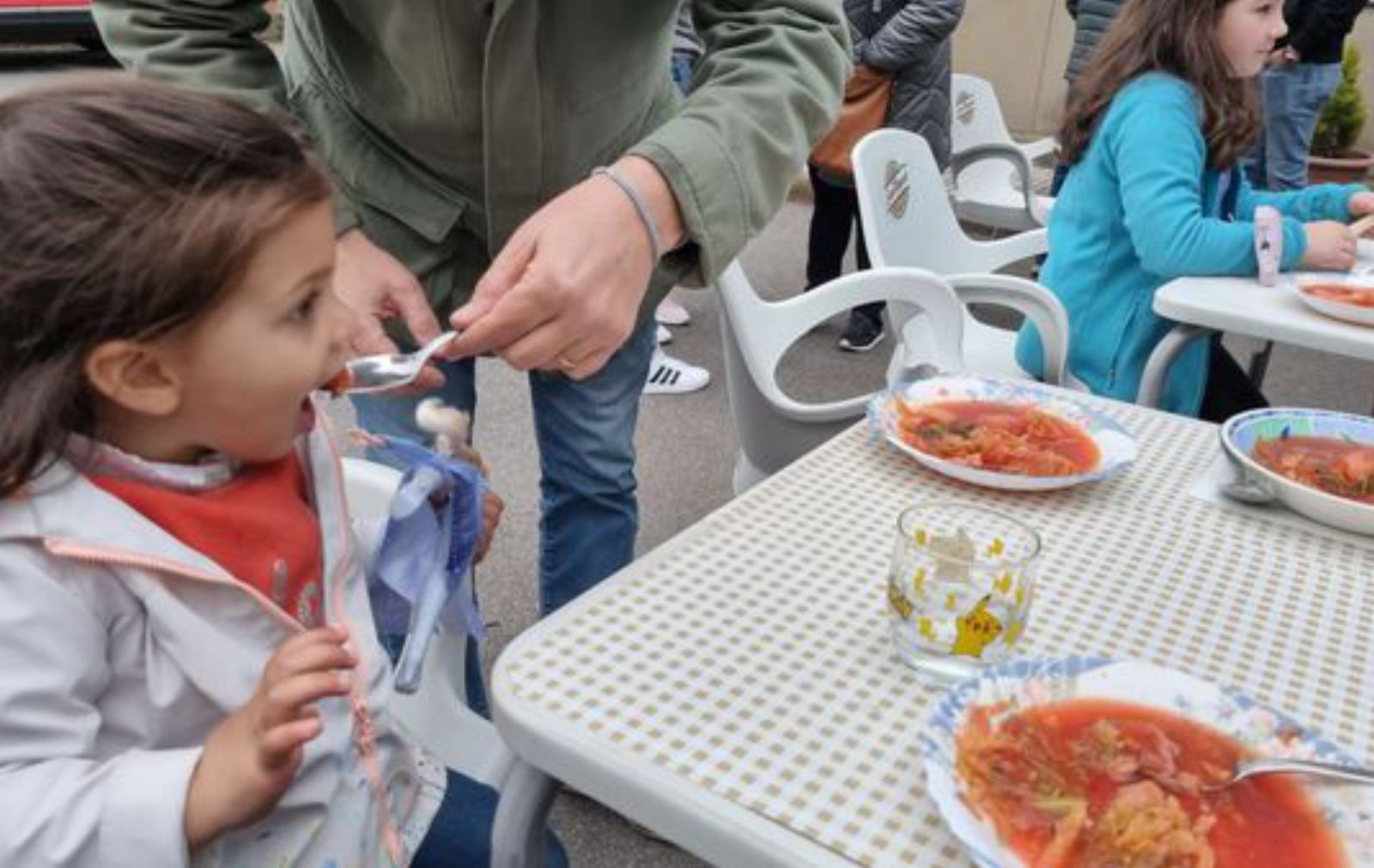 Una fiesta gastronómica con “vareniki” y “borsch” para agradecer la acogida