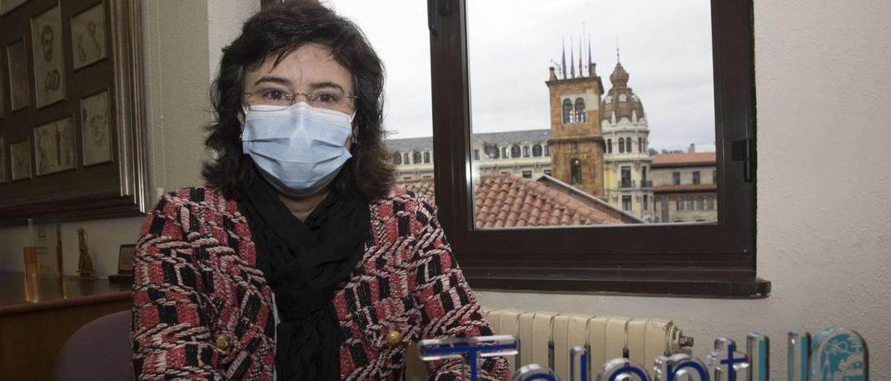 Susana Menéndez Requejo, en el despacho del Vicerrectorado, con un distintivo del proyecto TalentUO.   Miki López