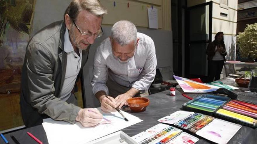 Severo Almansa (i) y Willy Ramos, pintando a las puertas del Museo Gaya de Murcia.