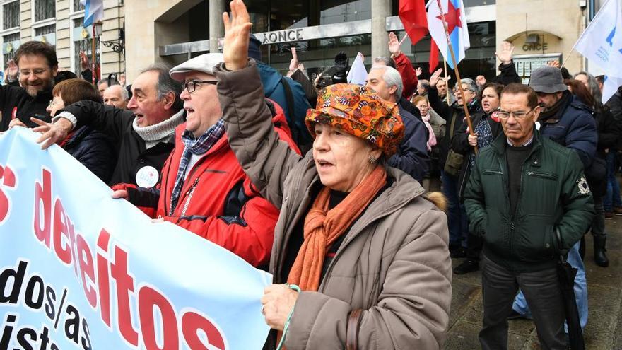 Protesta de pensionistas, ayer, en A Coruña.