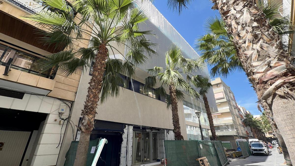 Edificio de la nueva sede universitaria y de Agamed en el centro de Torrevieja, que se está terminando ahora