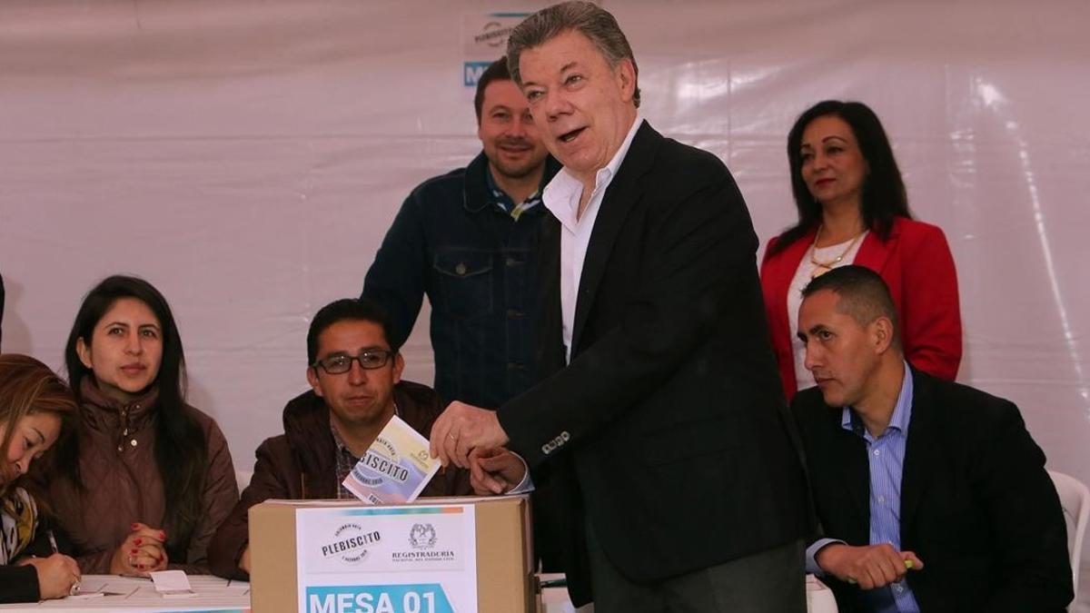 Santos deposita su voto en el referéndum, en Bogotá, este domingo.