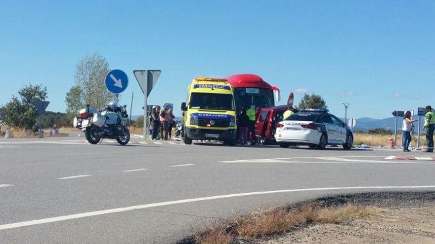 Accidente en el empalme de Rionegro del Puente, esta misma tarde.