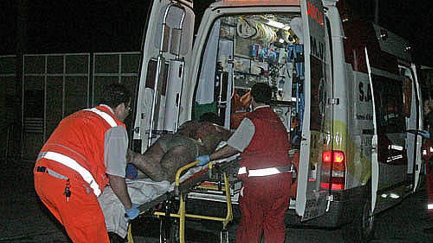 El herido en el momento de entrar en la ambulancia.
