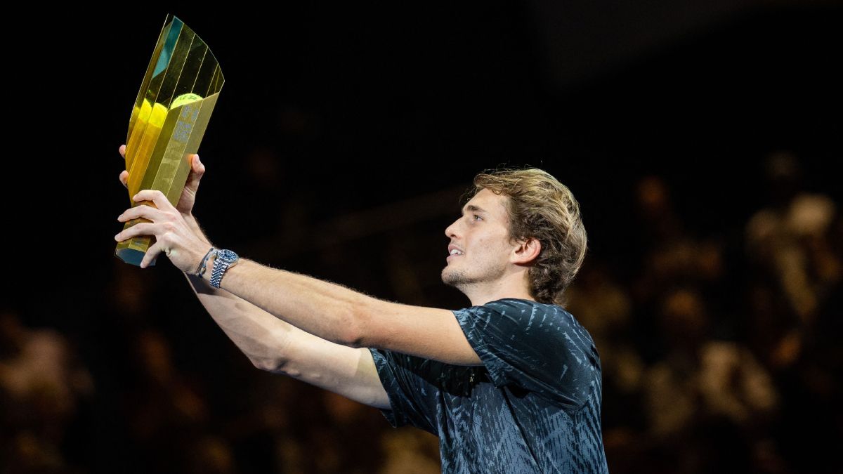 Zverev admira su quito trofeo de este año