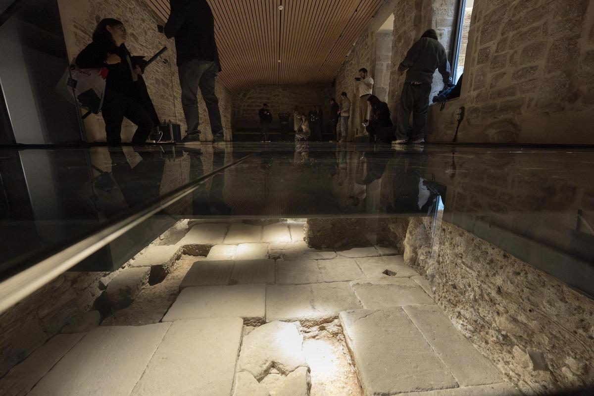 El pavimento fundacional de Barcelona sale a luz en las obras de un hotel