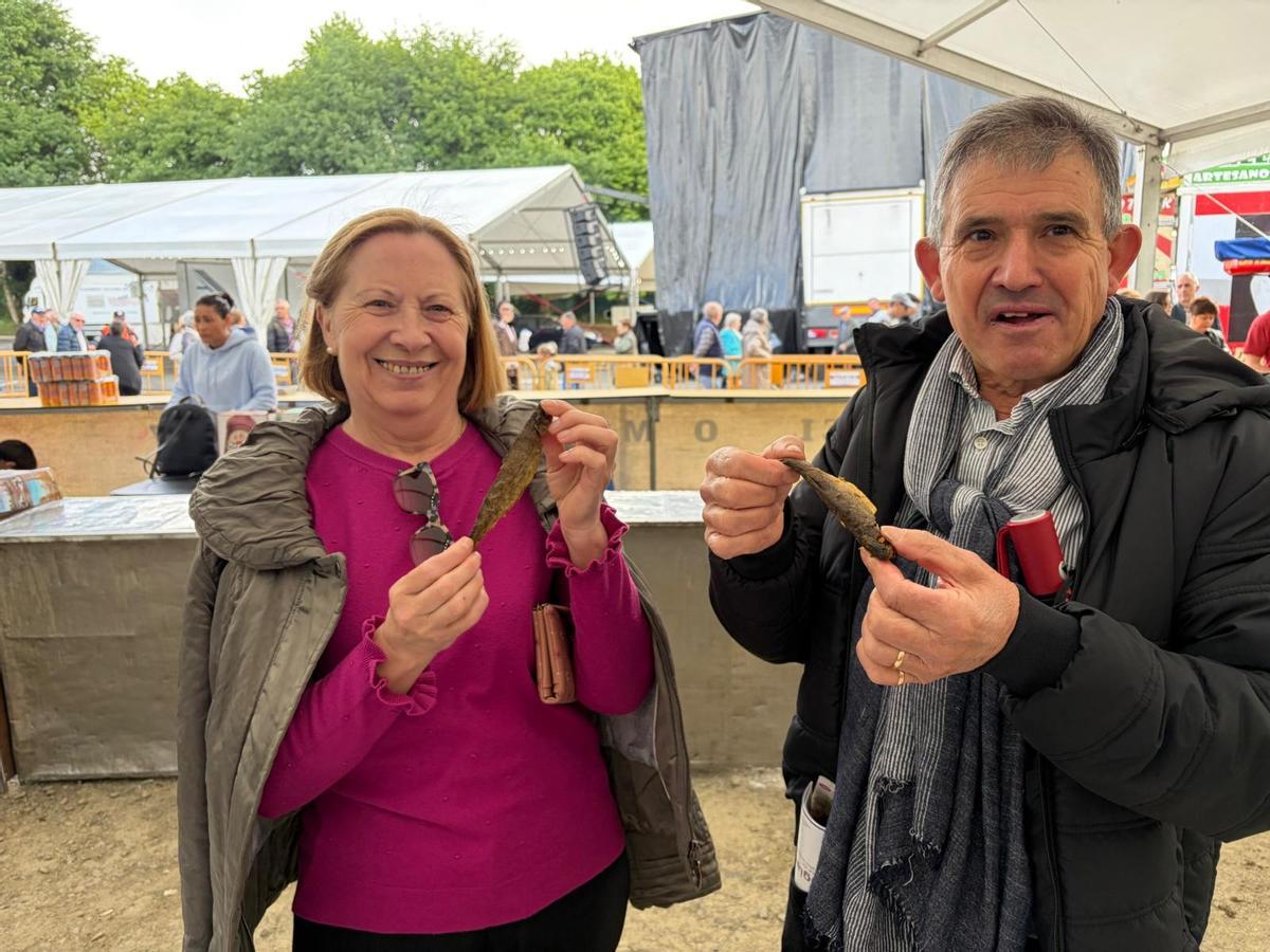 Lino Vilariño y Carmen Vilariño, pareja de Ordes, disfrutando de las troitas.