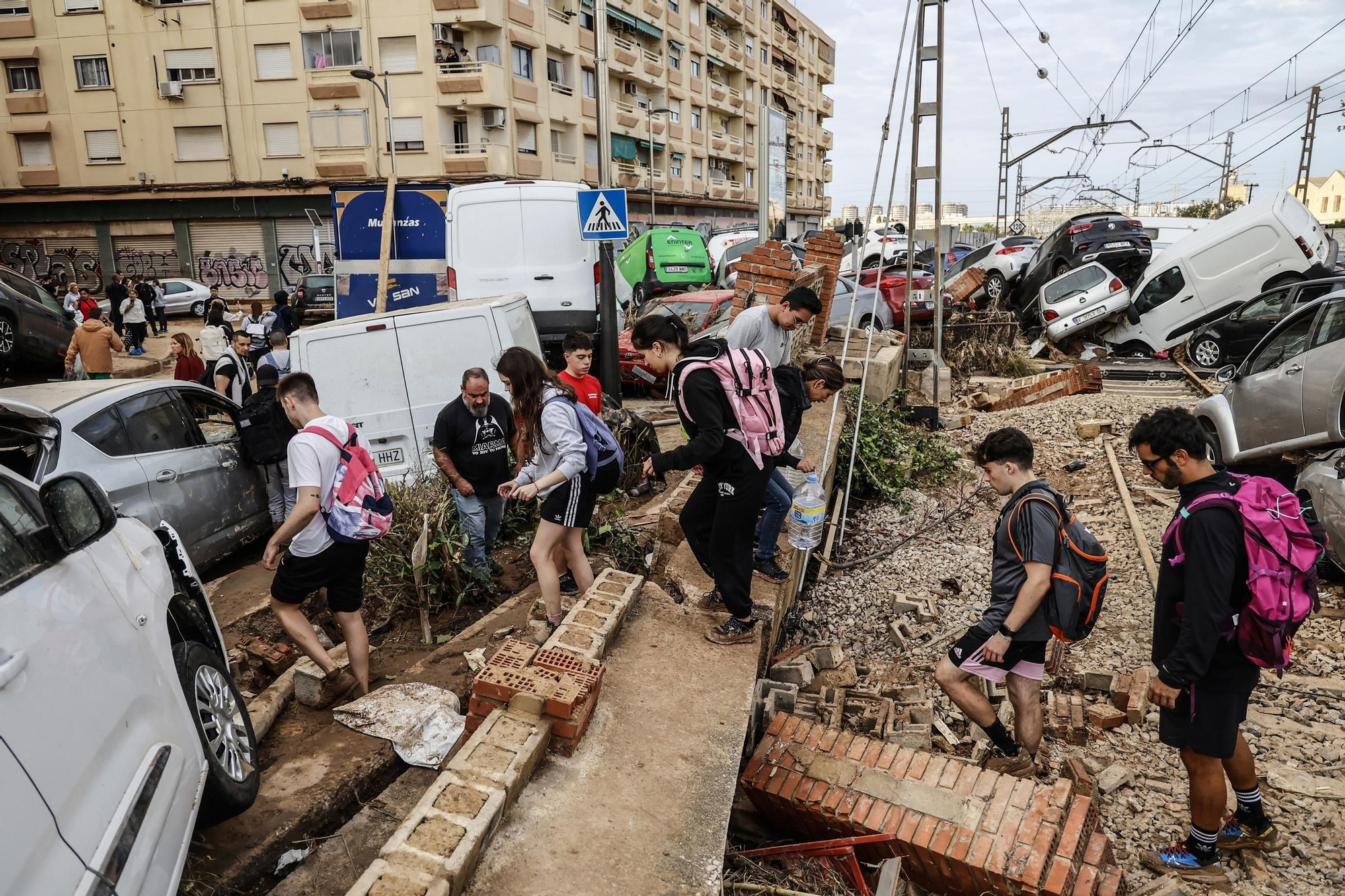 Varias personas ayudan en las labores de limpieza en Sedaví, a 31 de octubre de 2024, en Valencia