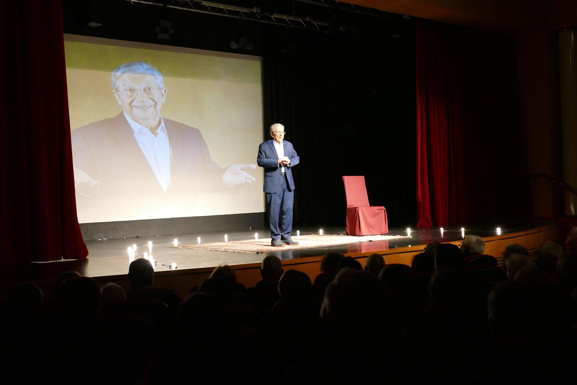 Joan Pera fa un repàs vital entre rialles a Llançà
