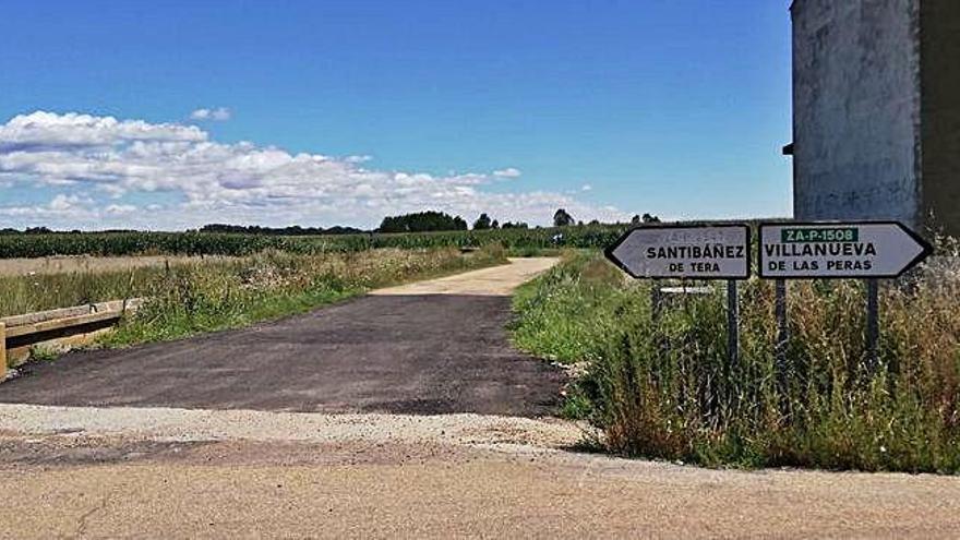 Cartel señalizador de la carretera de Santa Croya de Tera a Santibáñez, que los técnicos de la Diputación califican ahora de camino.