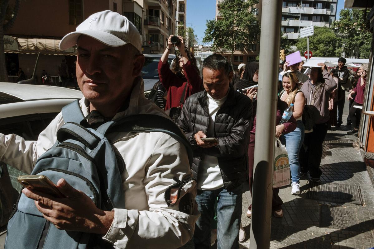 Largas colas este lunes en Palma por la regularización
