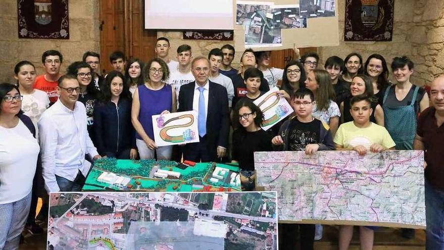 Estudiantes, profesora, arquitectas y dirigentes municipales con la maqueta y planos del proyecto. // A.H.