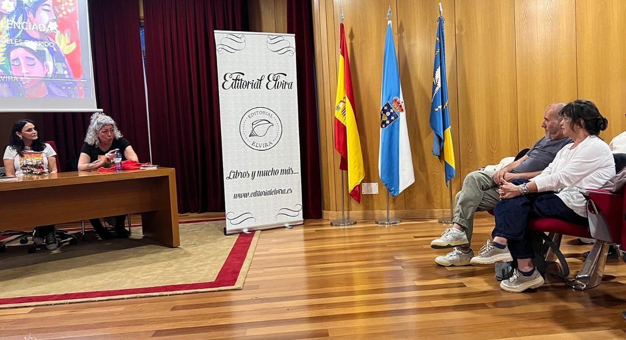 El acto de presentación de «As trobadoras silenciadas», segundo poemario de la viguesa Clara Pino, con ilustraciones de la valguesa Ángeles Garrido.