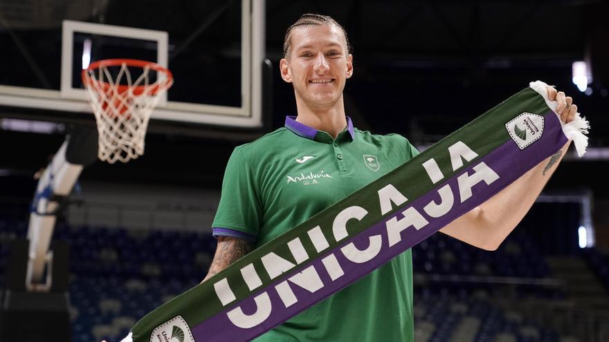 Osetkowski: &quot;El proyecto del Unicaja es el mejor para tener éxito y seguir mejorando como jugador&quot;