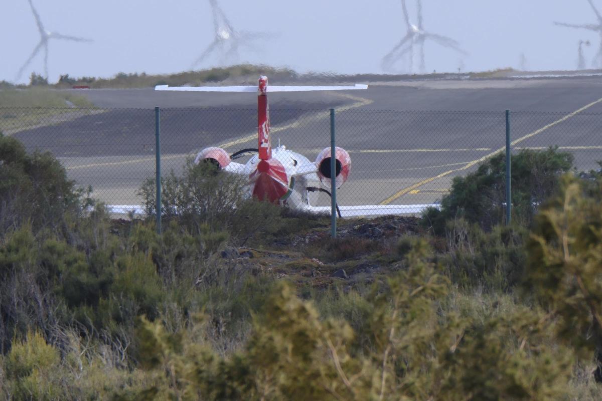 Las imágenes del avión medicalizado con dos infectados por hantavirus en la base aérea de Gando, en Gran Canaria