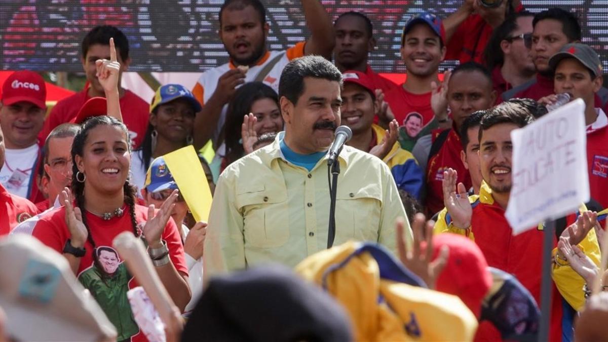 El presidente venezolano, Nicolás Maduro, habla durante una manifestación en Caracas el 1 de junio