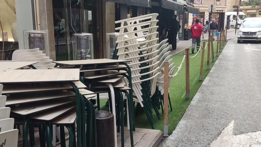 Terraza recogida en elmesón Las Viandasen calle Pascual.