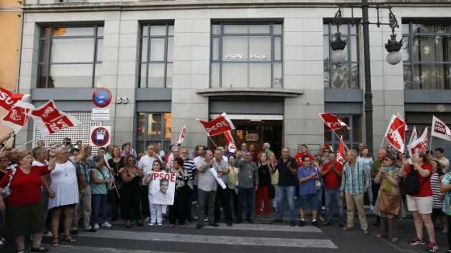 Protesta Gritos contra Puig en una concentración ante la sede del PSPV