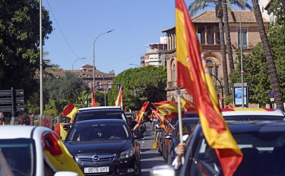 Un millar de coches protestan contra el Gobierno en la manifestación de Vox