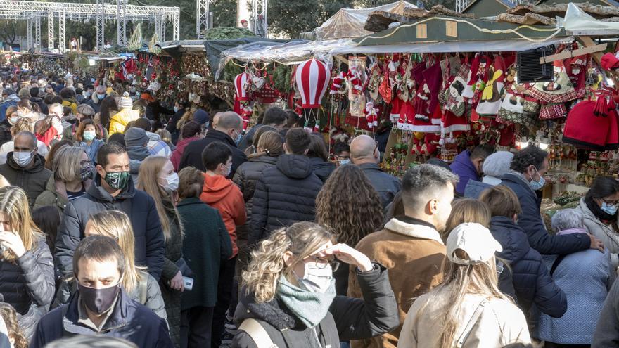 Barcelona sale a la calle a pasear, comprar y visitar mercadillos navideños