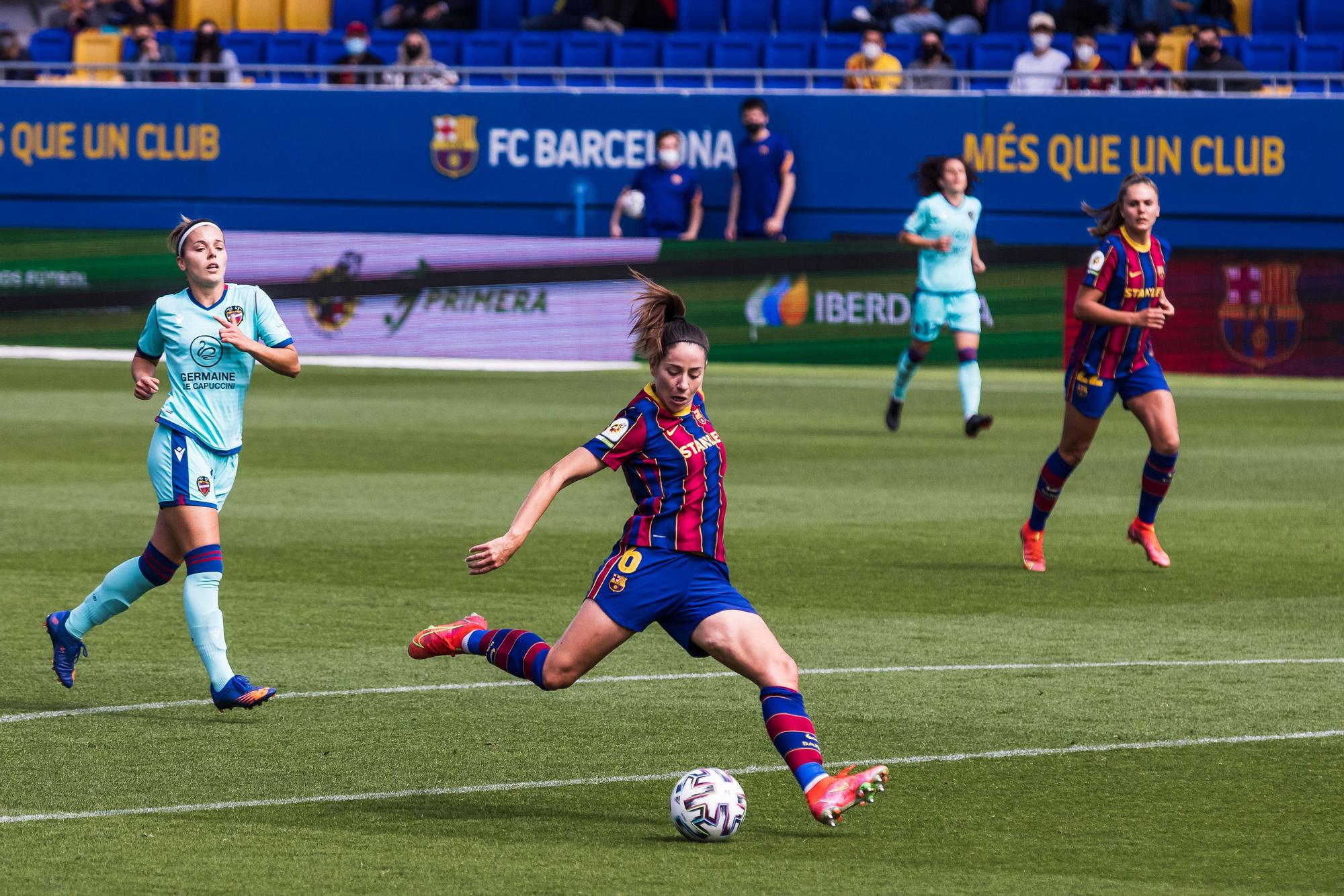 Vicky Losada dispara a portería ante el Levante.